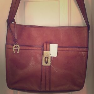 Vivid camel color flat leather shoulder bag 💋